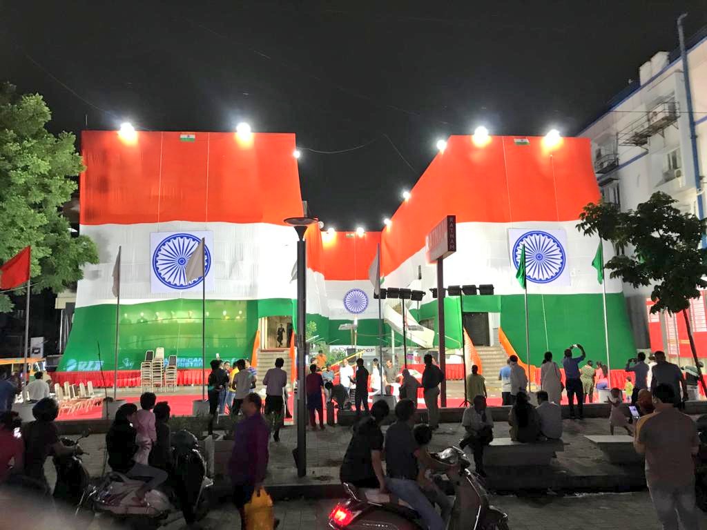 AmitHPanchal's tweet photo. Ratnam Complex at CG Road wrapped in TriColors of #IndianFlag in #Ahmedabad 🇮🇳

#HarGharTiranga [Image: @harshoza03] https://t.co/b0SiIQhrBn