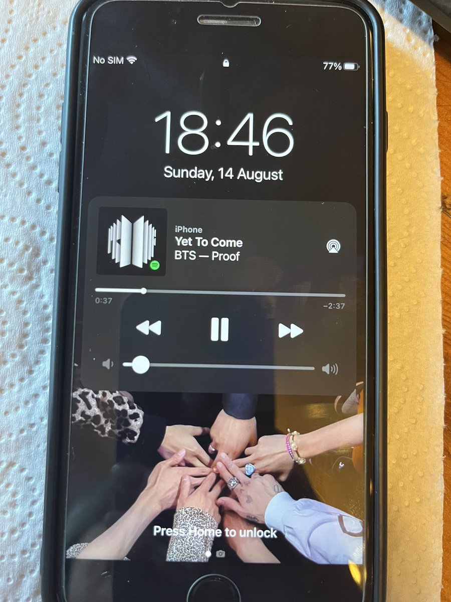 MinSUGAsNia7's tweet photo. @ughmane #StreamingForBTS not a ss buuut uh 😅 am using my other phone to vote/collect hearts and general shenanigans https://t.co/HLQY9v1DvC