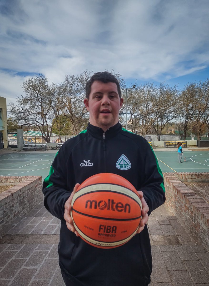 Lorenzo Barzola, de 18 años, y con Síndrome de Down, se suma al cuerpo técnico encabezado por Gustavo Peirone en Barrio Parque para la próxima Liga Argentina 
Excelente medida de Barrio Parque!