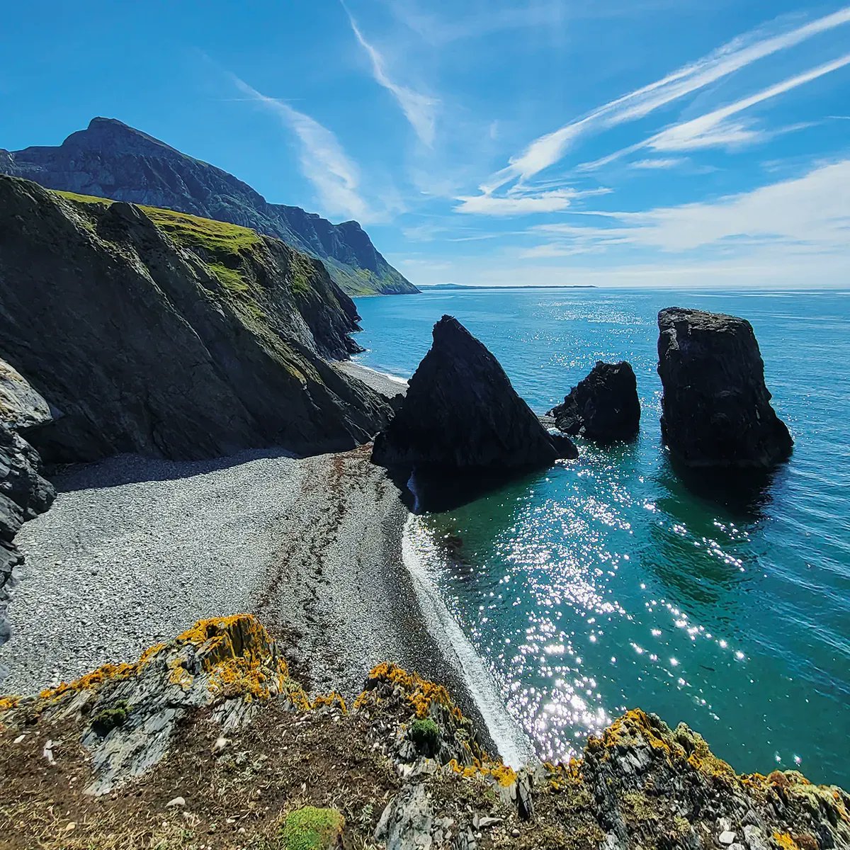 WalesCoastUK's tweet photo. You'll walk past Trefor Sea Stacks on the northern Llŷn Peninsula section of the Wales Coast Path – just a short distance west from the village of Trefor. 

#WalesCoastPath #LlwybrArfordirCymru #Wales #Cymru #VisitWales #CroesoCymru #CoastalWalk #Trefor #TreforSeaStacks https://t.co/gBWaUekO5J