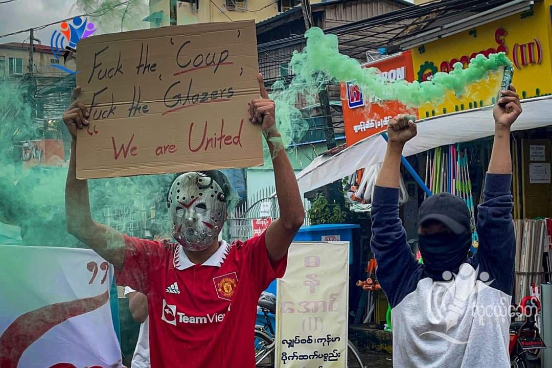 Han7Zach's tweet photo. Youths from Burma protested both the Junta and Owners of Man United, the Glazers after disgraceful defeat against Brentford.
#WhatsHappeningInMyanmar #14Aug2022Coup 
#ManchesterUnited #GlazersOut #WarCrimesofJunta https://t.co/BQaVAoorj5