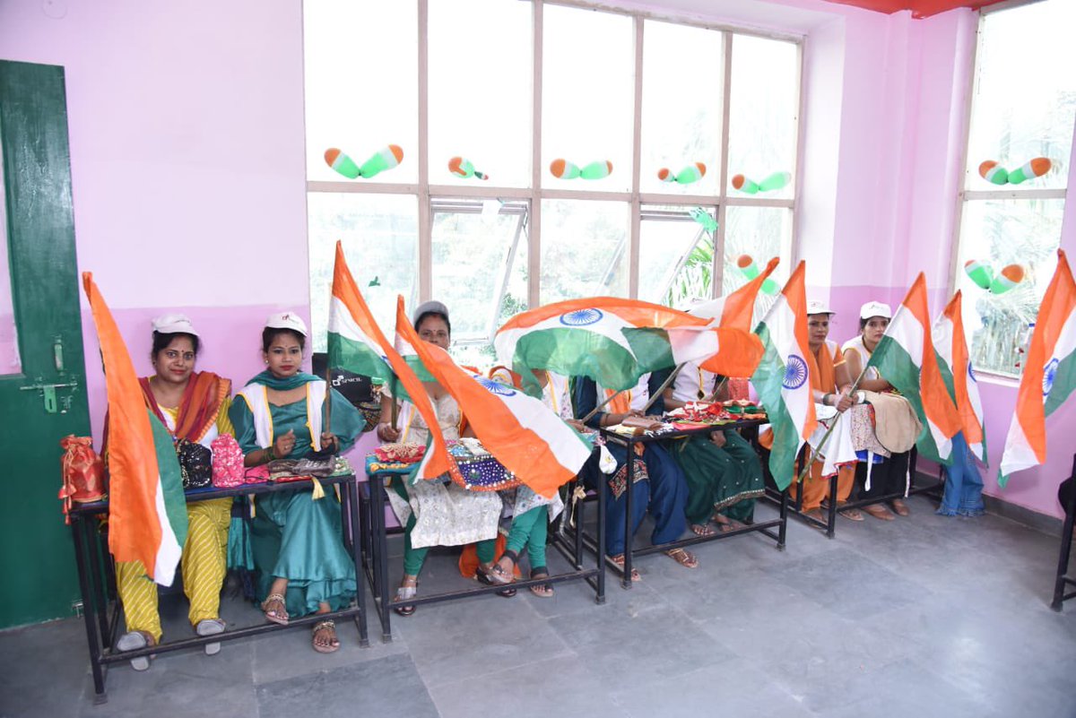 SkillsRoot's tweet photo. Celebrating Azadi ka Amrit Mahotsav  at our Skills Root Noida Training Centre @MOMAIndia #AKAMwithMOMA #AzadiKaAmritMahotsav #Skillsroot https://t.co/2oUd7JYi8m