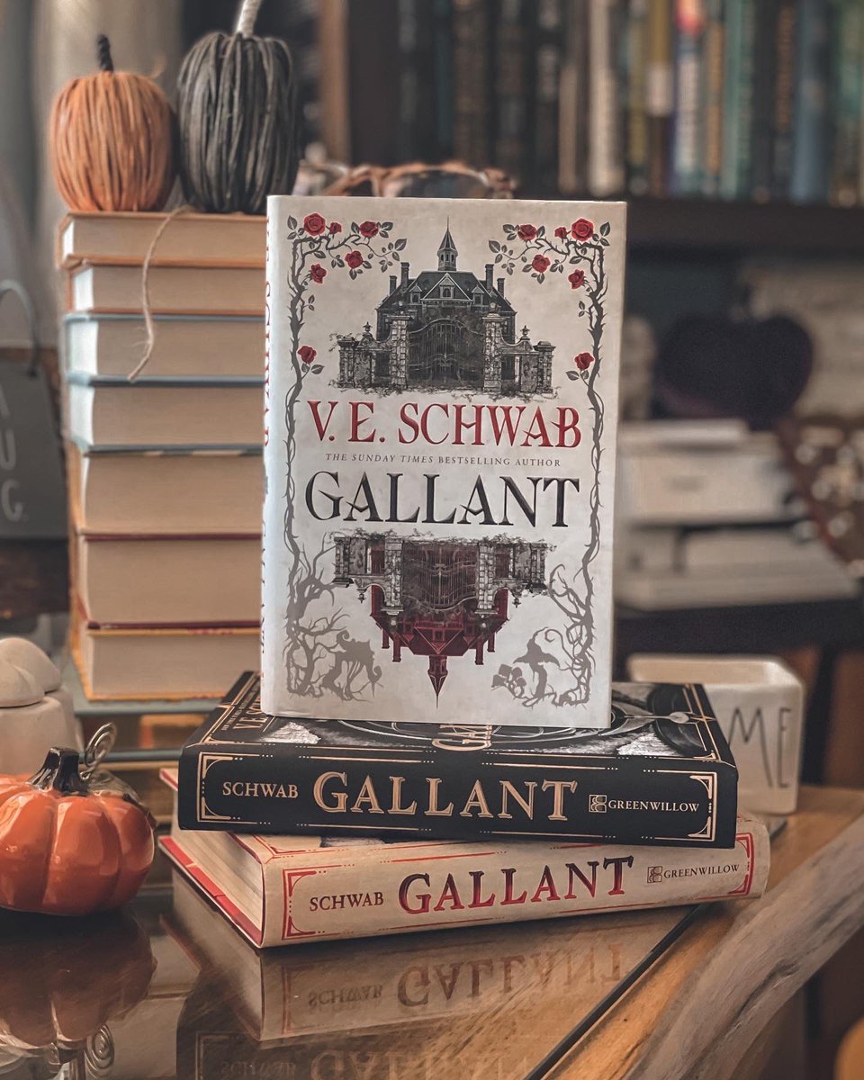 hplanderos's tweet photo. I’m a sucker for pretty covers! Starting this baby, just not sure which edition 🫠

#book #bookish #gallant #bookworm #BookTwitter https://t.co/fk0UaDVzsq