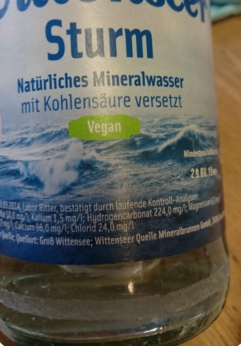Na endlich-Veganes Wasser!🙈
Diese Fleischreste zwischen den Zähnen nach dem Trinken von Mineralwasser nervten mich schon immer. 😂😂😂
