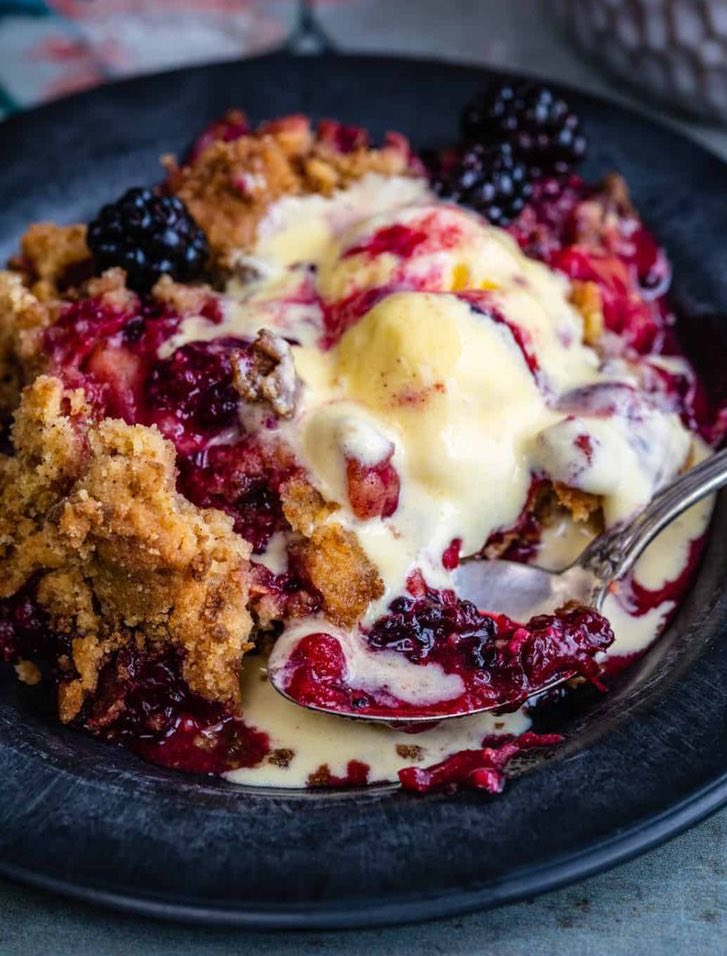 WHATSFORDlNNER's tweet photo. Apple and Blackberry Crumble with Ice Cream https://t.co/5s9XXoVrdP