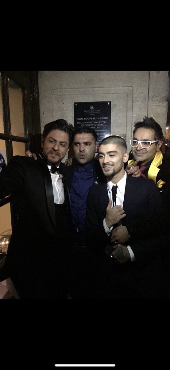 When the boy met Shah Rukh Khan 🥳 <a href="/iamsrk/">Shah Rukh Khan</a> <a href="/PaulSagoo/">Paul Sagoo OBE</a> <a href="/zaynmalik/">zayn</a> #sundaythrowback