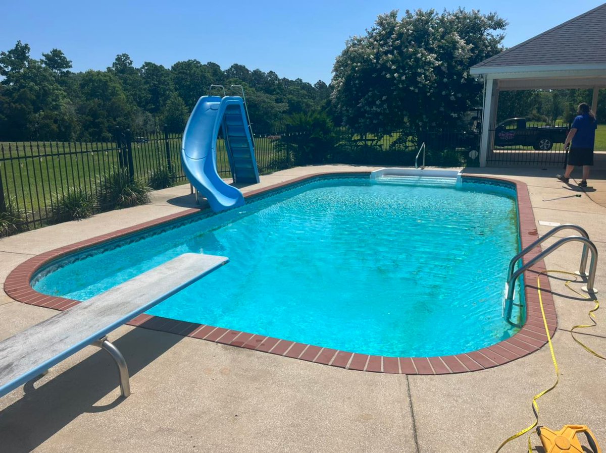 TaraPoolLife's tweet image. Another great before and after from 𝐍𝐞𝐰 𝐒𝐜𝐡𝐨𝐨𝐥 𝐏𝐨𝐨𝐥𝐬! Look how that Cobalt Gold ShimmerTone shines in the sun! ☀️ 

#cobalt #tarapools #poolliner