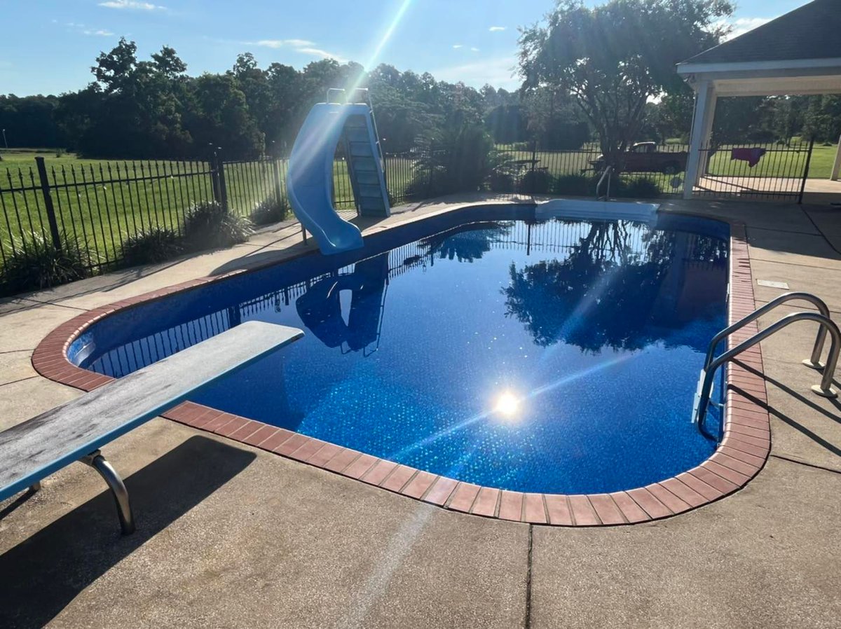 TaraPoolLife's tweet image. Another great before and after from 𝐍𝐞𝐰 𝐒𝐜𝐡𝐨𝐨𝐥 𝐏𝐨𝐨𝐥𝐬! Look how that Cobalt Gold ShimmerTone shines in the sun! ☀️ 

#cobalt #tarapools #poolliner