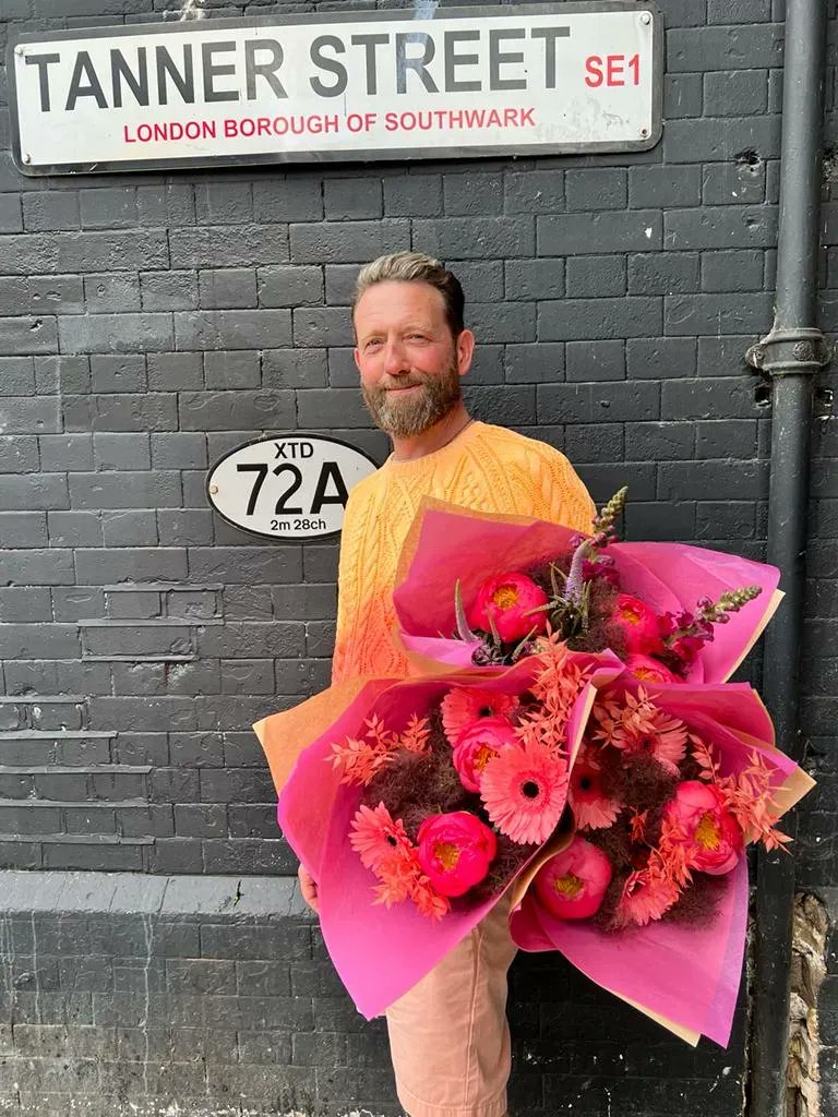 IglooFlowers's tweet photo. Here's Simon, owner/manager of Igloo Flowers
Positivity, peace, pride and diversity - red for life, orange for healing, yellow for sunlight, green for nature, violet for spirit.
#menloveflowerstoo #50yearsofpride https://t.co/61ZGpsrjS2