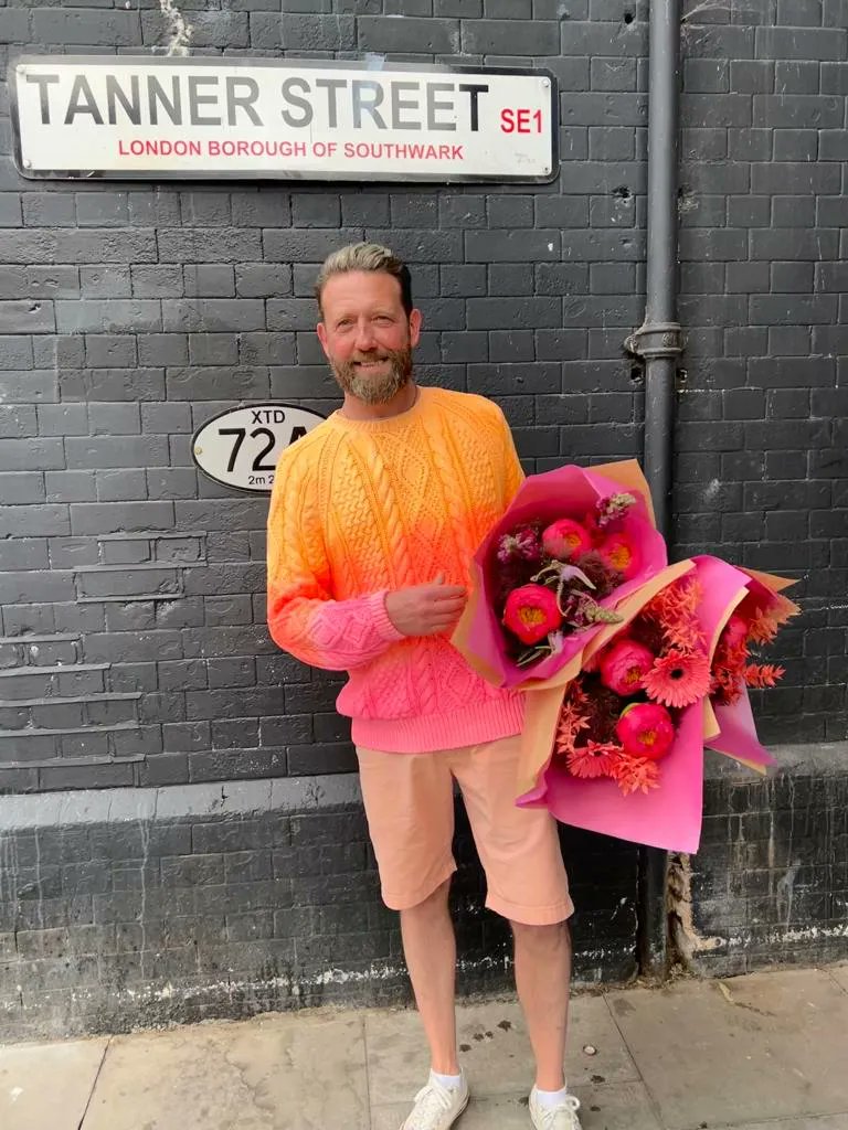 IglooFlowers's tweet photo. Here's Simon, owner/manager of Igloo Flowers
Positivity, peace, pride and diversity - red for life, orange for healing, yellow for sunlight, green for nature, violet for spirit.
#menloveflowerstoo #50yearsofpride https://t.co/61ZGpsrjS2