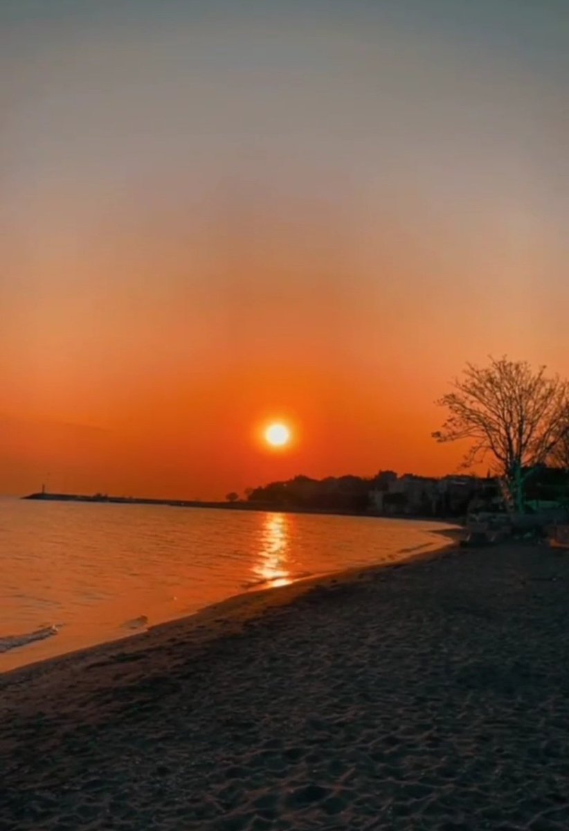 Bir şeyi yüreğinde ve aklında
Bitirmedikçe
Gidişler ve kaçışlar..
Çare değildir...🥀🥀🥀