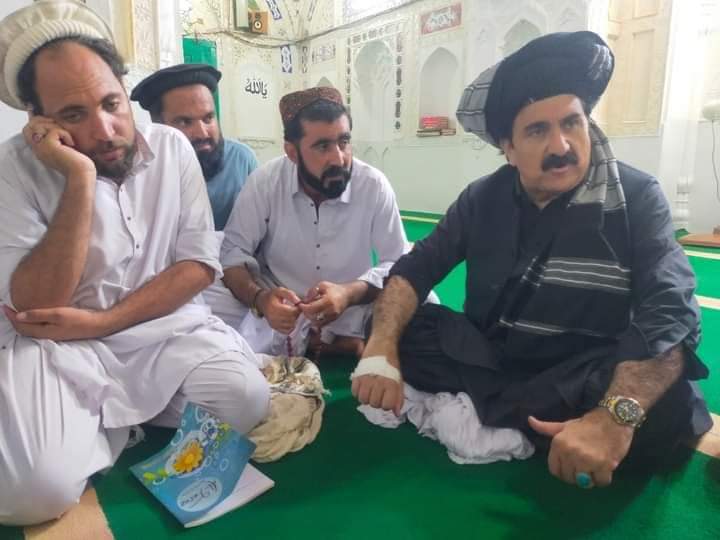 pashteen_ghazi's tweet photo. نه پـــــــــــــرې غرور نه تکبر کومه ،،
تـــــــــــوره جهنـډا مــــــــــــــې دا خفګان نخه دا ،
اتمانزئی مشران په شیوه کي.
#DaSangaAzadiDa
#UtmanzaiSitIn
#Blackday14August https://t.co/Gioq9JA2y8