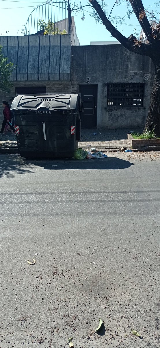 AgosGuidolin's tweet photo. @BA147 de nuevo tengo basura alrededor del contenedor y en la puerta de mi casa. Estoy cansada de tener que reclamarles todo el tiempo. Hagan algo o me cambian el contenedor de lugar. Cansada de la falta de respeto del gobierno de la ciudad. https://t.co/WNXkMsr2xk