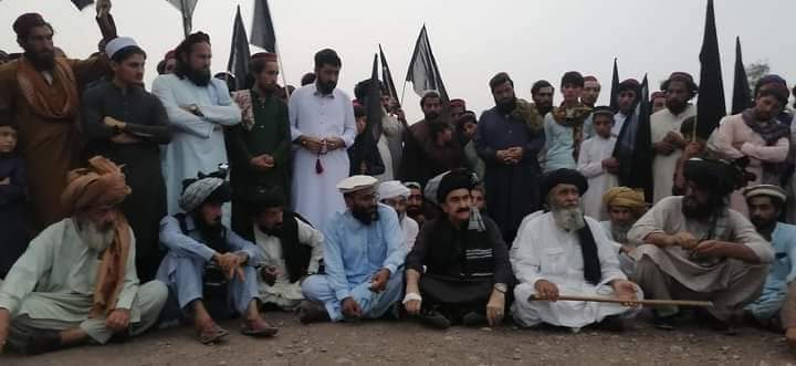 pashteen_ghazi's tweet photo. نه پـــــــــــــرې غرور نه تکبر کومه ،،
تـــــــــــوره جهنـډا مــــــــــــــې دا خفګان نخه دا ،
اتمانزئی مشران په شیوه کي.
#DaSangaAzadiDa
#UtmanzaiSitIn
#Blackday14August https://t.co/Gioq9JA2y8