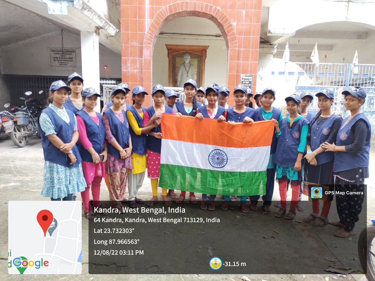 NssKanta's tweet photo. NSS volunteers are celebrating #HarGharTiranga in college premises. @_nssbu @_NSSIndia @rdnss_kolkata https://t.co/Jo2aYmqnxN