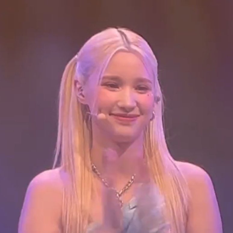 hblovespace's tweet photo. words can’t explain how proud I am of hiyyih, she’s grown up to be a extremely talented &amp; well rounded artist that is loved by many! thank you sydney for showing our girl the love she deserves, we appreciate you all. 💗 https://t.co/yTeIClj3HS