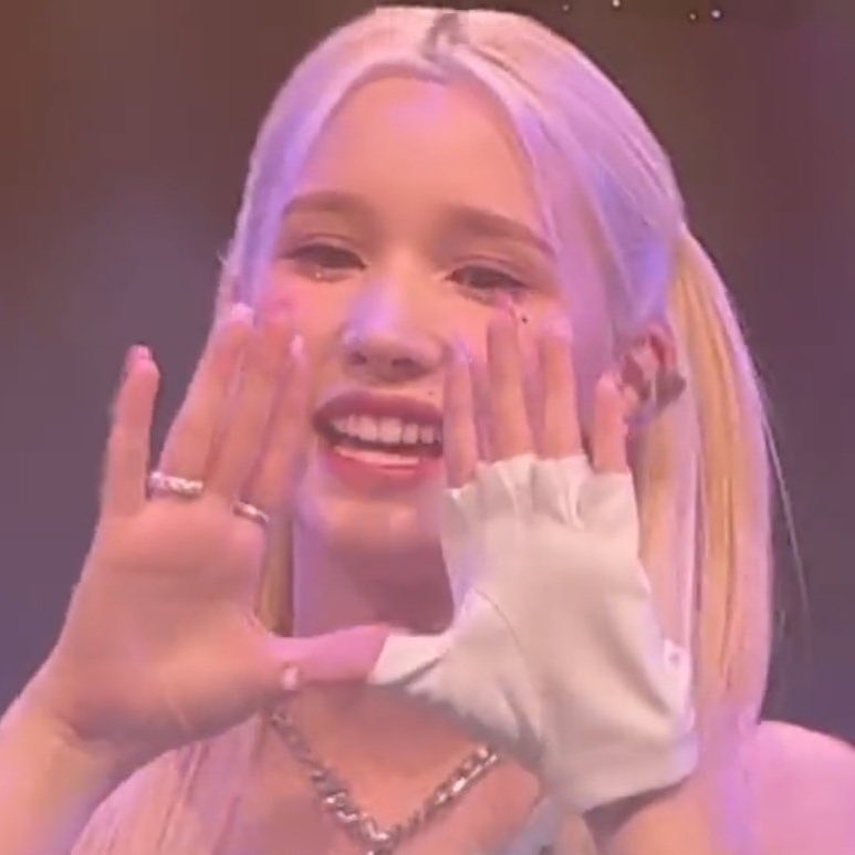 hblovespace's tweet photo. words can’t explain how proud I am of hiyyih, she’s grown up to be a extremely talented &amp; well rounded artist that is loved by many! thank you sydney for showing our girl the love she deserves, we appreciate you all. 💗 https://t.co/yTeIClj3HS