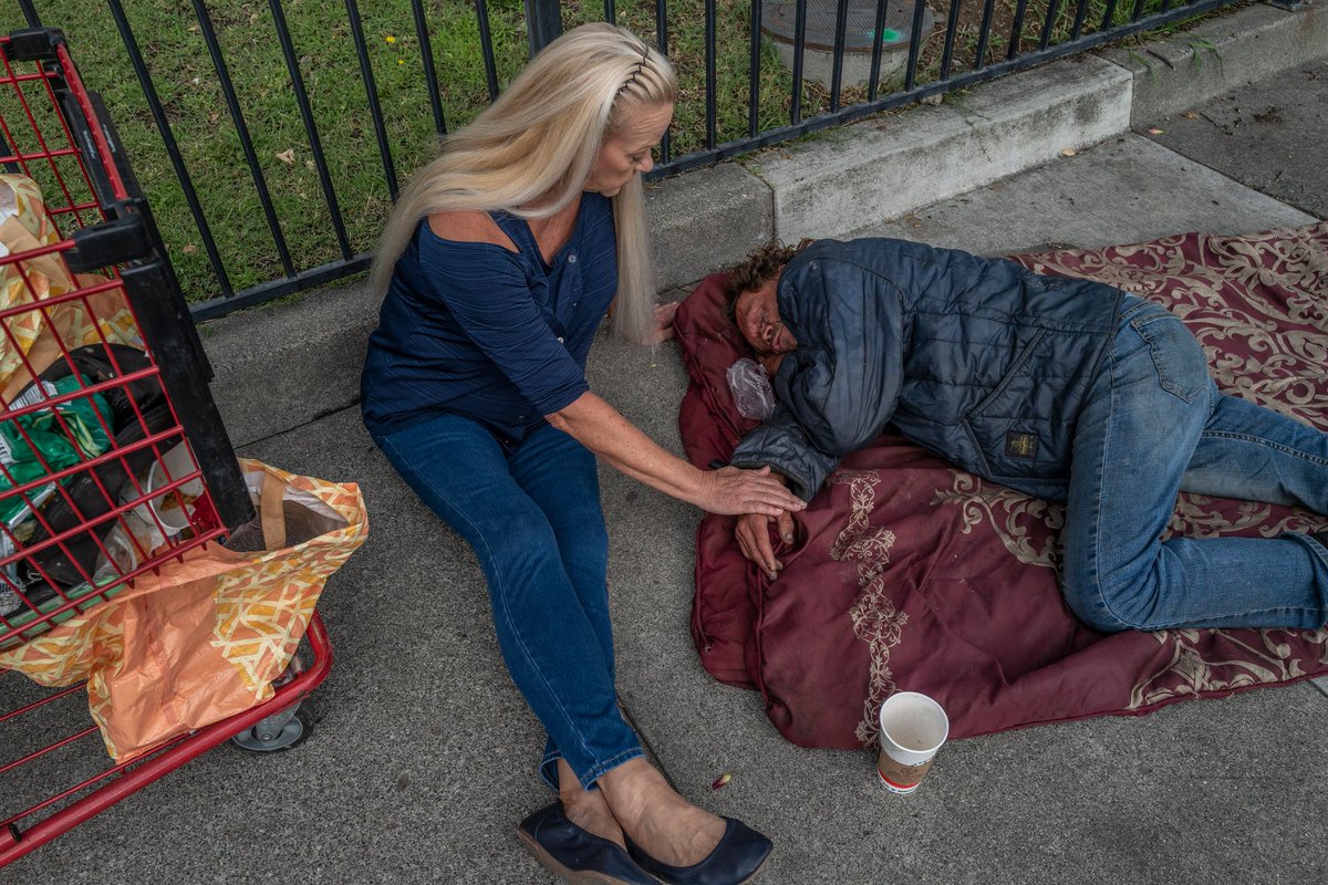 “I think that’s him,” Linda Privatte says as we creep down Monte Vista Avenue, looking in all the usual spots for her younger brother, James Mark Rippee, who has been living on the streets right around the Solano County Building for 15 years now.

#Thread

📷: <a href="/RENEECBYER/">RENÉE C BYER</a>