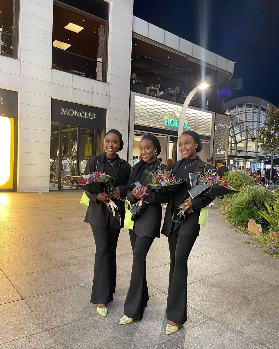 Weddings_Update's tweet photo. Alhamdulillah 🎉🎉🎉 Masters 💼 ✔️✔️✔️ @thetripledose_
#thetripledose #mastersgraduation #tripletsisters https://t.co/nno0OzZvna