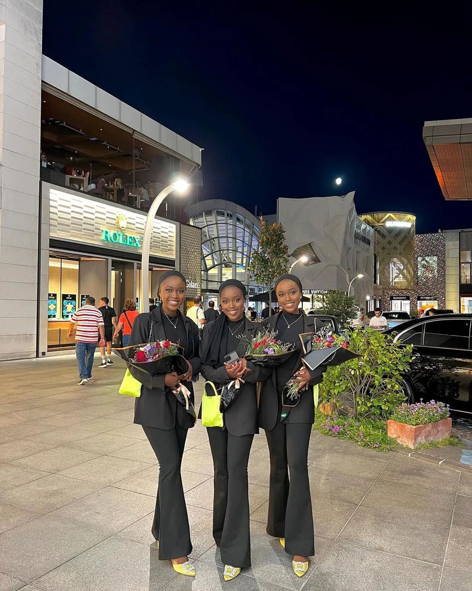 Weddings_Update's tweet photo. Alhamdulillah 🎉🎉🎉 Masters 💼 ✔️✔️✔️ @thetripledose_
#thetripledose #mastersgraduation #tripletsisters https://t.co/nno0OzZvna
