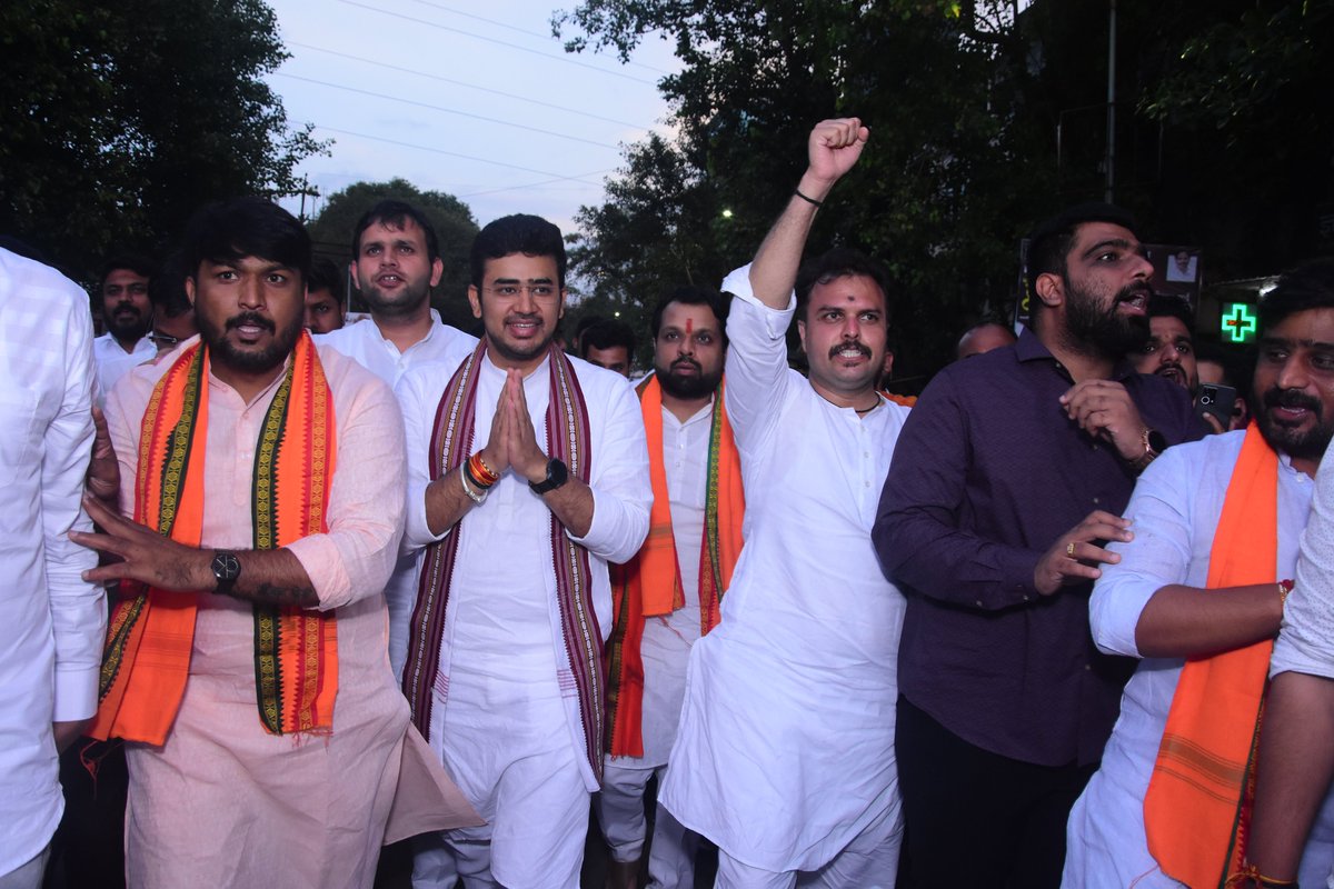 BJYM4Kothrud's tweet photo. #BJYM राष्ट्रीय अध्यक्ष @Tejasvi_Surya जी यांचे BJYM कोथरूड अध्यक्ष @DushyantMohol यांनी जोरदार स्वागत केले.
#आज़ादी_का_अमृत_महोत्सव निमित्त #पुणे शहर BJYM अध्यक्ष @bapumankarbjp यांनी आयोजित केलेल्या #तिरंगा_रैली चे आणि मा. तेजस्वीजी यांचे स्वागत कोथरूड मध्ये स्वागत करण्यात आले https://t.co/Q7A6dQ6Aw2