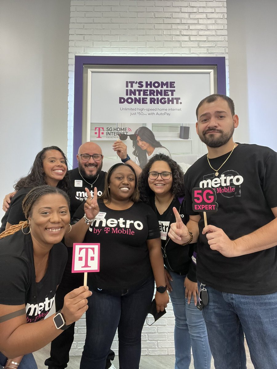 Davinia_Simpson's tweet photo. These guys make learning and teamwork fun! I’m happy to announce my 5G Network Certified Sharks! #Weareallintogether #TmobileNetworkUniversity #Certified5GExpert https://t.co/Iei7QU8aVG