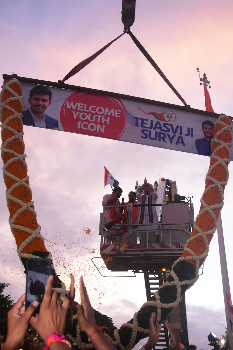 BJYM4Kothrud's tweet photo. #BJYM राष्ट्रीय अध्यक्ष @Tejasvi_Surya जी यांचे BJYM कोथरूड अध्यक्ष @DushyantMohol यांनी जोरदार स्वागत केले.
#आज़ादी_का_अमृत_महोत्सव निमित्त #पुणे शहर BJYM अध्यक्ष @bapumankarbjp यांनी आयोजित केलेल्या #तिरंगा_रैली चे आणि मा. तेजस्वीजी यांचे स्वागत कोथरूड मध्ये स्वागत करण्यात आले https://t.co/Q7A6dQ6Aw2