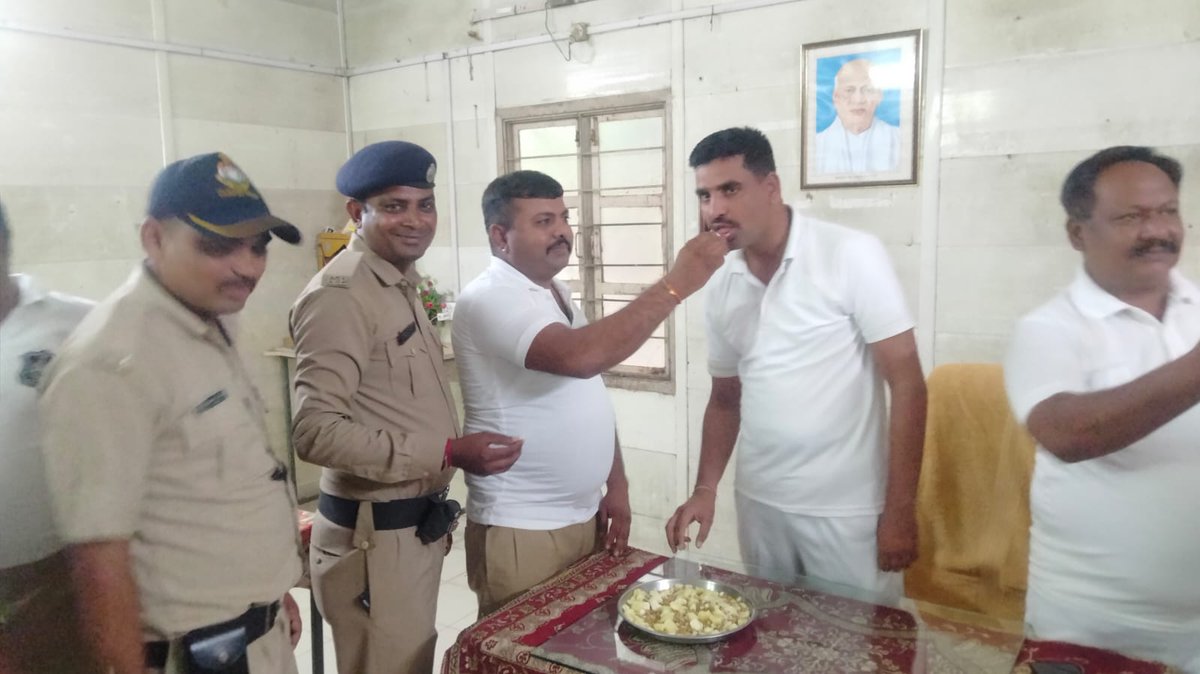 srpf15's tweet photo. સરકાર દ્વારા કરવામાં આવેલ  પગાર વધારો ની જુથ_15 ના જવાનોએ કરી  ઉજવણી https://t.co/EaJrIu7vw4
