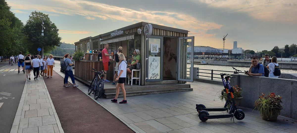 Кто оказывается на набережной у Воробьевых гор, не забывайте заходить к <a href="/natalia_splin/">Наташа Сплин</a>. Кофе, круассаны и хот-доги всё такие же вкусные.  😁