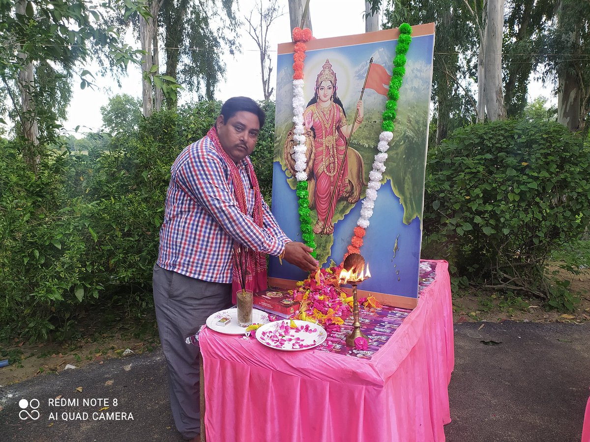 dsinghnadi's tweet photo. राष्ट्र सेवा संकल्प ट्रस्ट के अध्यक्ष श्री इन्द्रप्रताप सिंह जी के आमंत्रण पे 15 अगस्त की पूर्व संध्या पर, प्रति वर्ष डाक बंगला रा.स.घाट मॉ कल्याणी के सुरम्य तट पर होने वाले "एक शाम शहीदो के नाम"कार्यक्रम मे काव्यपाठ किया ,तत्पश्चात दीपदान करने का अवसर भी मिला।भारतमाता की जय🙏🙏 https://t.co/q591gWtI3N