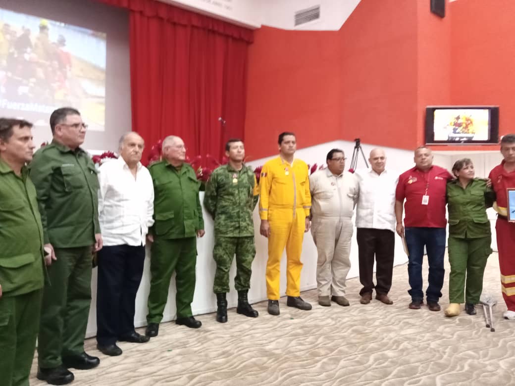 DrRobertoMOjeda's tweet photo. #México y #Venezuela acudieron al llamado de ayuda de #Cuba para extinguir el incendio en #Matanzas, su actuación demostró #MuchoCoraje, un verdadero ejemplo de solidaridad e integración latinoamericana.  #FidelPorSiempre @PartidoPCC @DiazCanel @lopezobrador_ @NicolasMaduro https://t.co/Xrt6isdXAt