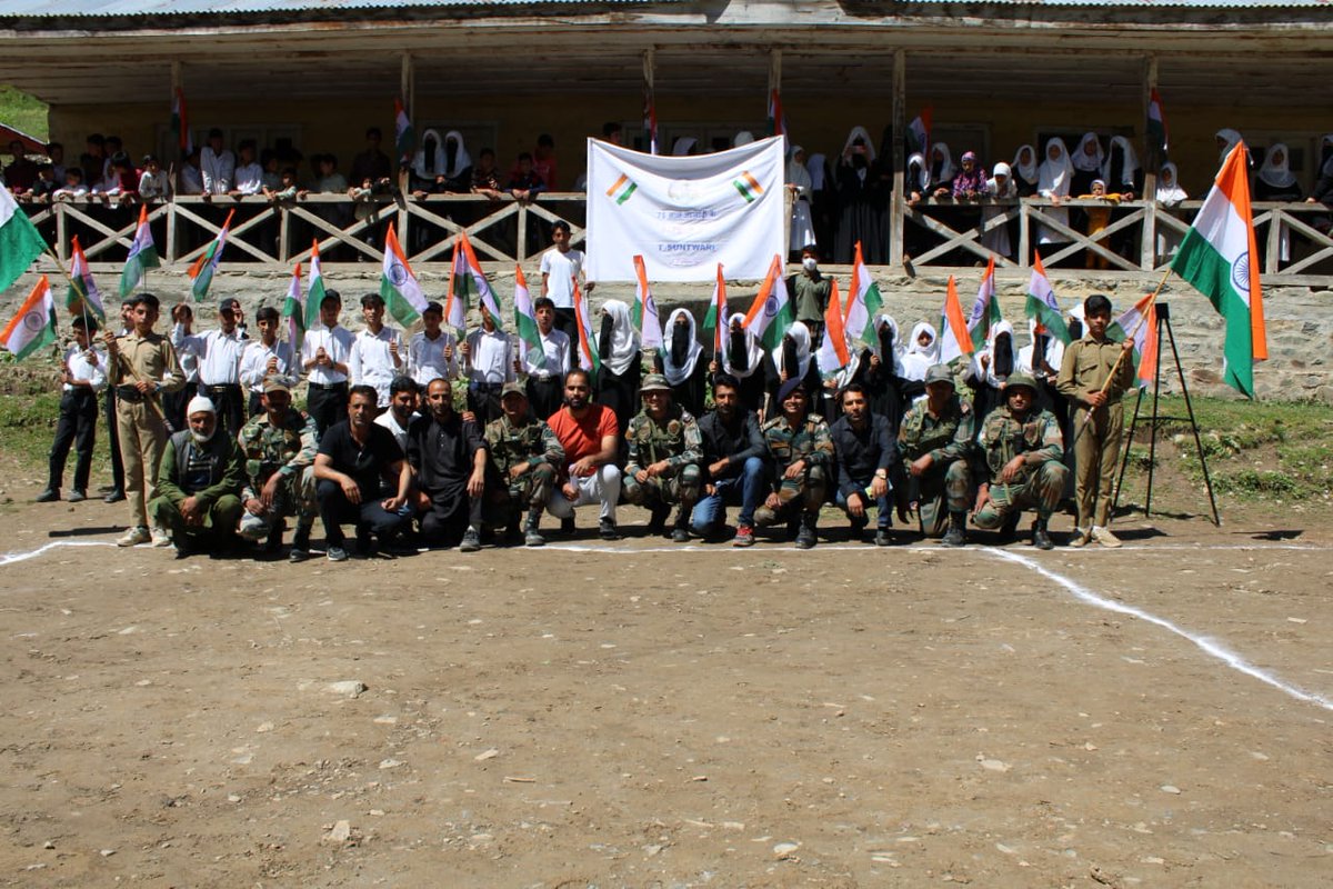 AlamDar1917's tweet photo. *AZADI KA AMRIT MAHOTSAV : THALLI GUN A, TSHUNTWARI*

As part of Azadi ka Amrit Mahotsav campaign Indian Army  has conducted Harh Garh Tiranga march from Govt secondary High school Tsuntwari to Thalli Gun A and hoisting of National Flag at Thalli Gun A by School staff &amp; village https://t.co/JRISBpXDmm