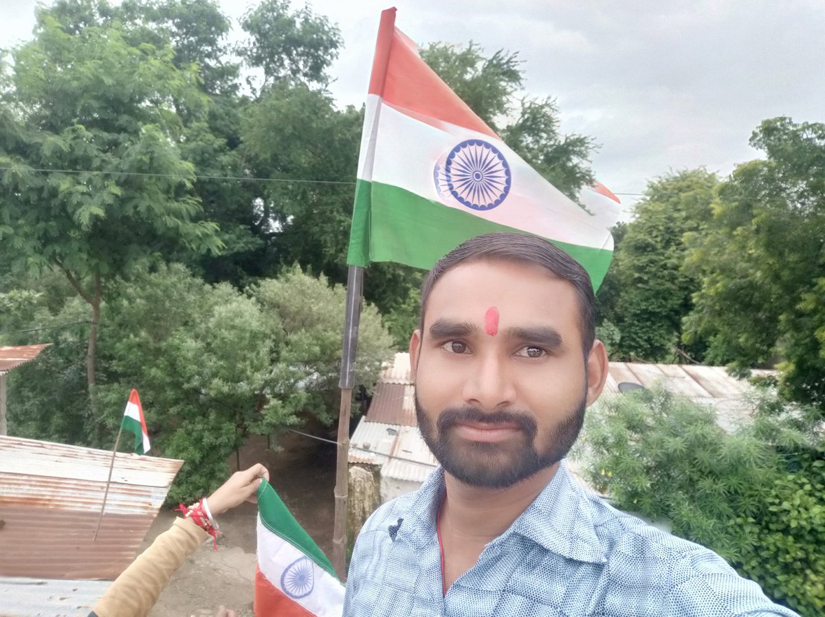 Mo_HITV's tweet photo. Today, I joined the nation in celebrating our Great Country by hoisting our beloved Tiranga at my residence.🇮🇳🇮🇳

I pay my humble respects to our Freedom Fighters and our past and present Soldiers.🇮🇳

#HarGharTiranga
#Aajadi_ka_Amrit_Mahotsav
#Happy_75th_Independence_Day https://t.co/8rKE3u5q5r