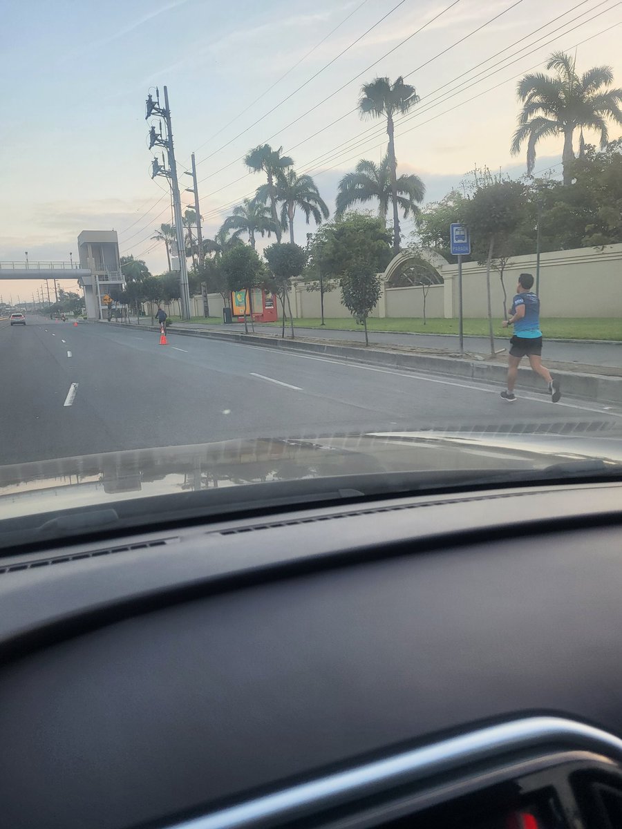 pochoharbEC's tweet photo. Somos una colectividad desordenada. En vía Samborondón hay un camino vial paralelo a la acera y los domingos se habilita un carril de carros para ciclismo. Qué cuesta a los trotadores usar el camino vial, pero no,usan al carril de ciclismo y estos se tienen que abrir al vehicular https://t.co/szdrKWEj6L