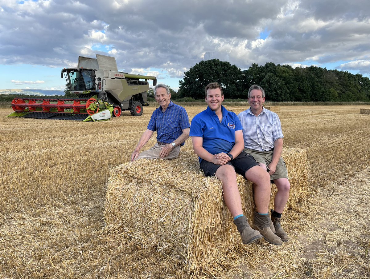 Harrygwm's tweet photo. 22 years later! @CLAAS_UK @ClaasWestern #harvest22 https://t.co/gEJiAl7eps