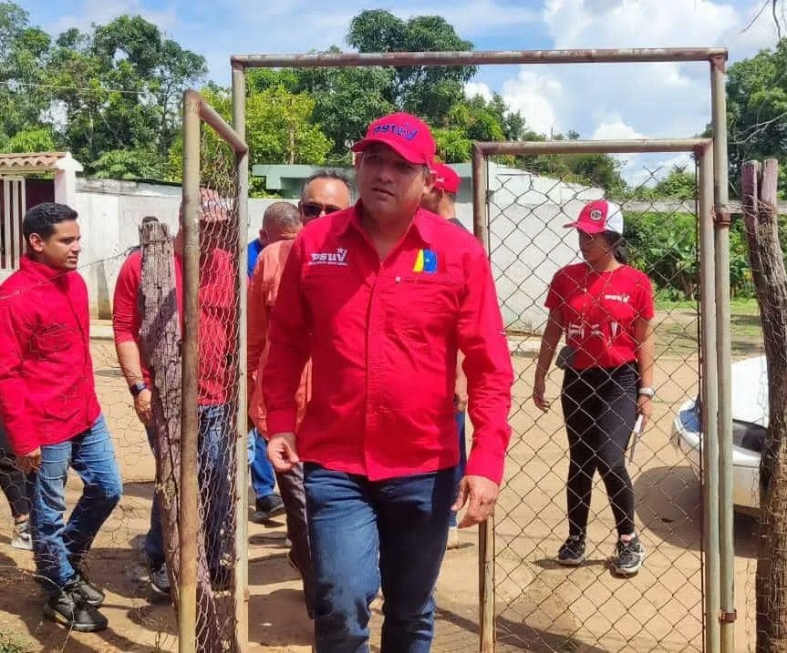 hugbelpsuv's tweet photo. #14Ago | Seguimos en Valle La Pascua, nos vinimos a los sectores 5 julio Norte y 5 de julio Sur.

En la calle el milagro acompañamos la Asamblea informativa, donde se están eligiendo los propulsores y propulsoras para las elecciones de jefes de calle, de comunidad y de #Ubch. https://t.co/fvk9iLHMH8