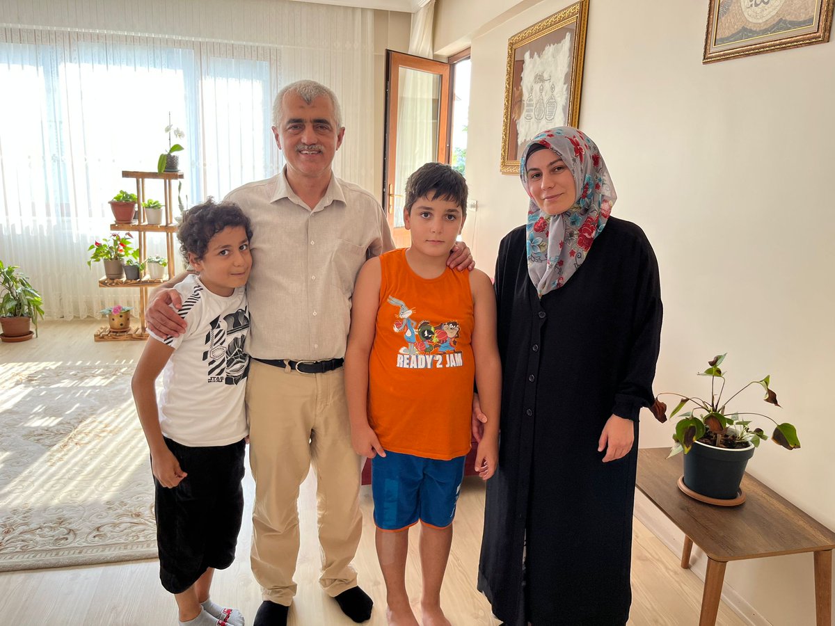 İstanbul'dan Ankara'ya dönerken Düzce'ye de uğradık. Mahpus KHKlı Veteriner hekim, Ethem Güllüce'nin ailesini de ziyaret ettik.ALD hastası oğlu Mithat Talha ve kardeşiyle de tanıştık. Allah şifa versin, umarım dualarınızla daha iyiye gidecek.İlik nakli tutmuş.Babasını bekliyor.