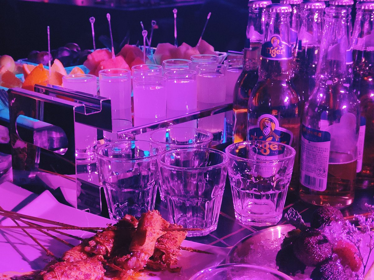 大家都是成年人，没必要死缠烂打，先让我上个洗手间，回来我肯定喝