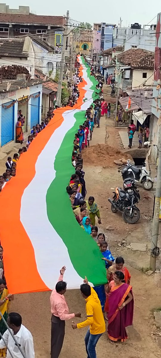 OfficeMedak's tweet photo. గ్రామ పంచాయతీ శంకరం పేట -ఏ లో వెయ్యి అడుగుల పొడవున్న జాతీయ పతాకం తో భారీ ర్యాలీ.
@ACLB_Medak 
@Collector_MDK 
@DayakarRao2019 
#DimondjubileeOfIndependence
#Vajrotsavalu https://t.co/2utWlsVHXq