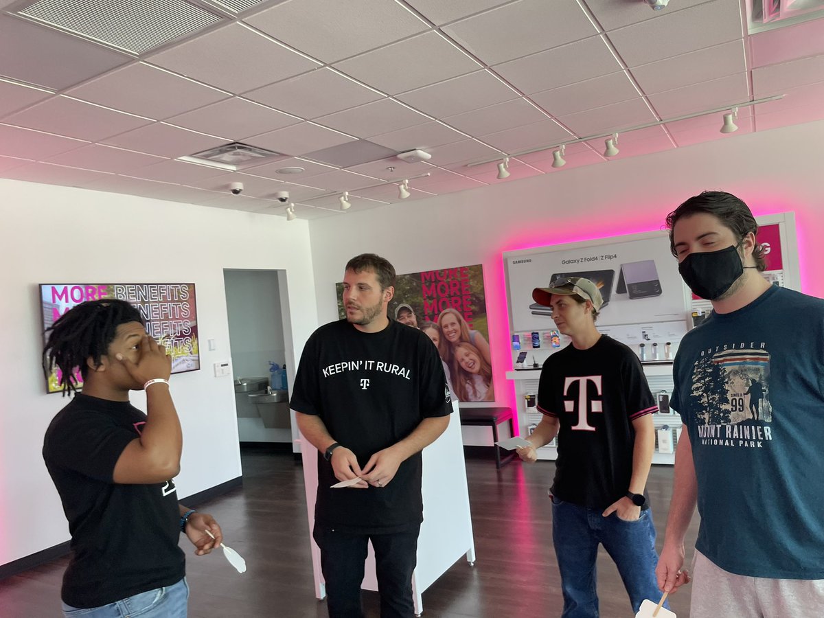 bmink_07's tweet photo. This is what bringing a celebration to the #nuwave looks like!! 🥳📶#TmobileNetworkUniversity https://t.co/fgMCJbEEPQ