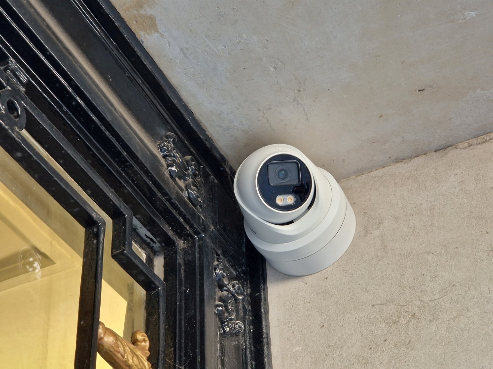 CCTVbyVIEWPOINT's tweet photo. New #4megapixel #HD & #4K #UHD #UltraHighDefinition #CCTV system installed for an exclusive block of apartments on Portland Place, #London, #W1. Perimeter coverage + entrance lobby, common areas and car parking secured. Concierge desk monitor plus mobile device connectivity 1/2 https://t.co/fDwidJCiN0
