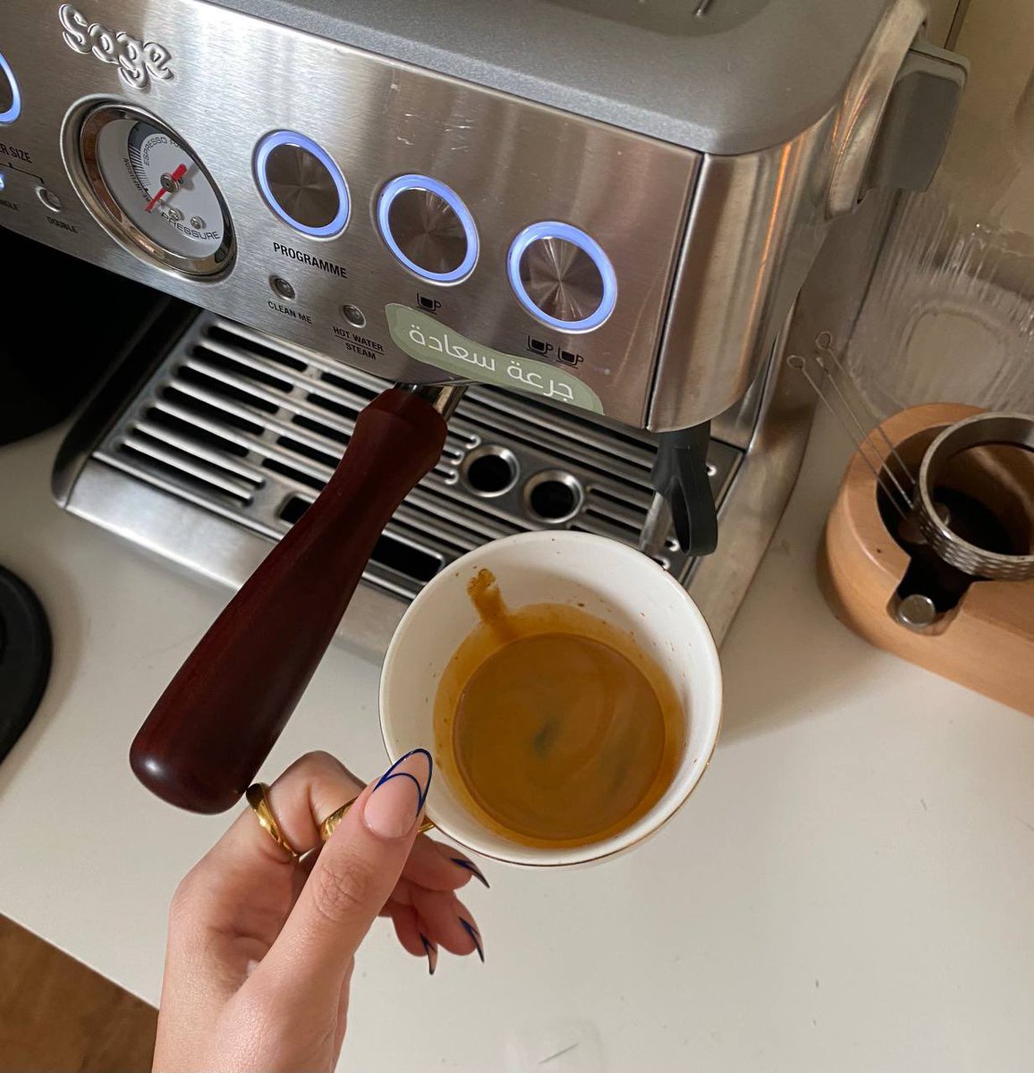 وراء كُل فتاة رايقه قهوةَ🧡.

#مساء_الحب