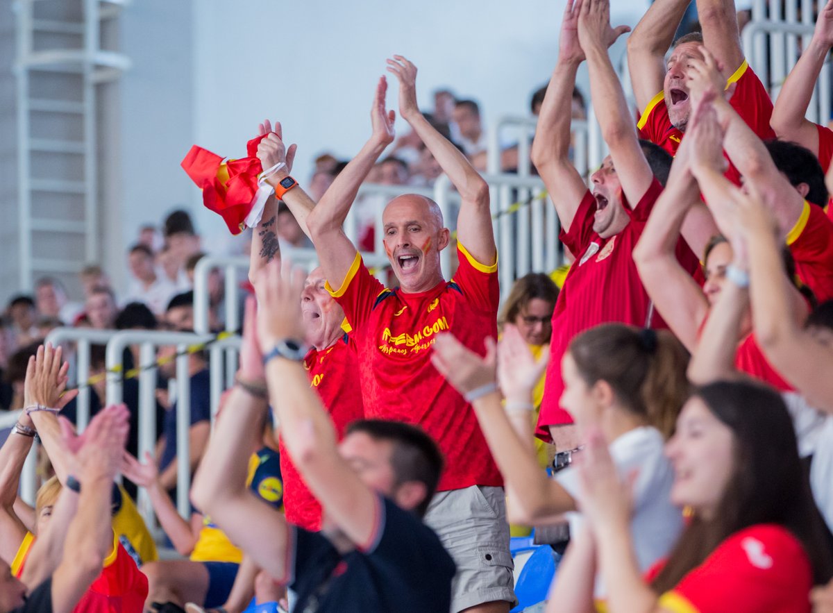 RFEBalonmano's tweet image. 🏆 Campeonato de Europa @EHFEURO U18
📌 Podgorica 
🏟 Verde Complex
📊 Final
📺 ehftv.com
⏱️ 60’ - Final

🆚 Suecia 🇸🇪 32:34 🇪🇸 España

🥇 ¡FINAAAAAL! ¡SOMOS CAMPEONES DE EUROPAAAAAA! 

📸 @HomeofHandball 

#HispanosJuveniles