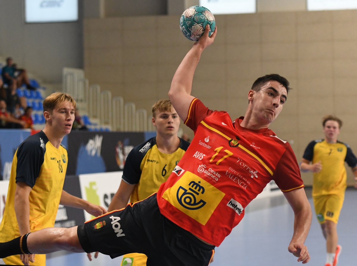 RFEBalonmano's tweet image. 🏆 Campeonato de Europa @EHFEURO U18
📌 Podgorica 
🏟 Verde Complex
📊 Final
📺 ehftv.com
⏱️ 60’ - Final

🆚 Suecia 🇸🇪 32:34 🇪🇸 España

🥇 ¡FINAAAAAL! ¡SOMOS CAMPEONES DE EUROPAAAAAA! 

📸 @HomeofHandball 

#HispanosJuveniles