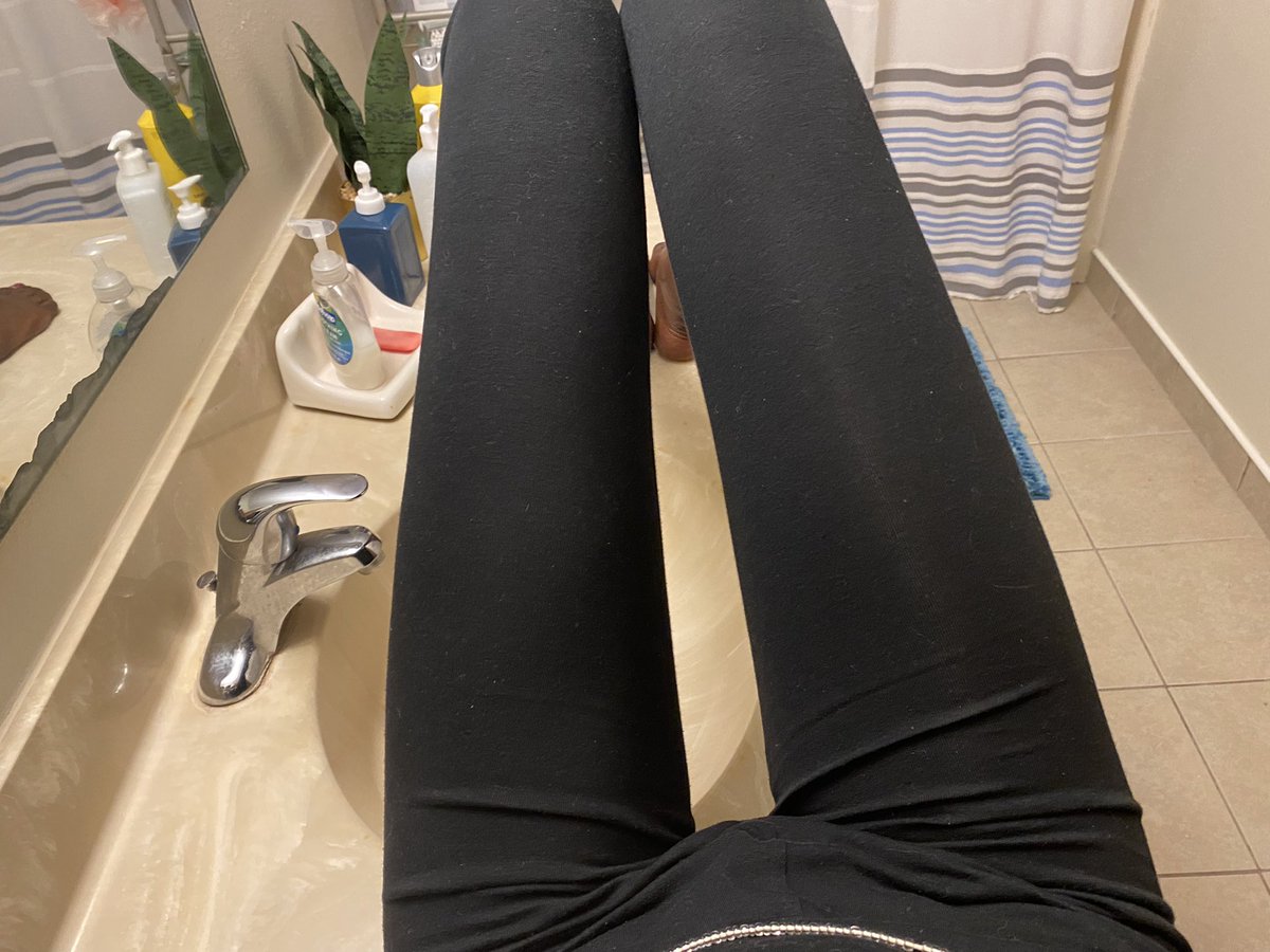 drdewdewdew's tweet photo. Why’s one leg bigger than the other imgkms 😟 https://t.co/KyKFNtC3T3