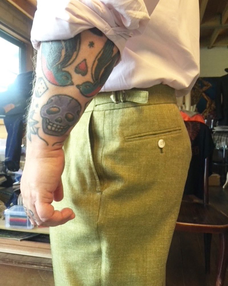 NewsfromBedlam's tweet photo. Revisiting one of our all time fave #SummerSuits - linen/silk mix, lined in silk. The mix of fibres gave the green a marl effect. It was as fresh & crisp as a Cox apple, commissioned by Steve, great pal &candidate for Bedlam client with the most #bespoke #tailoring #commissions https://t.co/sANcONaEbl