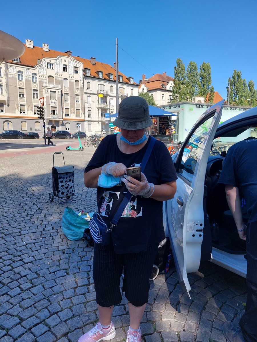Igeps01's tweet photo. #direkteStrassenhilfe 33/2022 

Puh, bei knallendem Sonnenschein und 33 Grad im Schatten kamen heute wieder unzählige bedürftige und/oder obdachlose Mitmenschen zur #MünchnerFreiheit und waren unsere Gäste https://t.co/ZyTnvdftiX