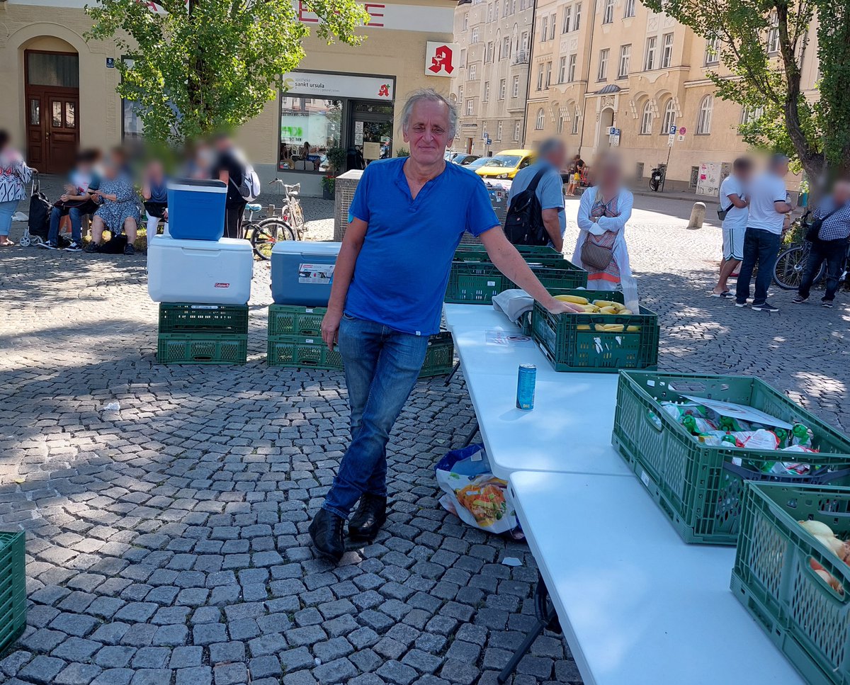 Igeps01's tweet photo. #direkteStrassenhilfe 33/2022 

Puh, bei knallendem Sonnenschein und 33 Grad im Schatten kamen heute wieder unzählige bedürftige und/oder obdachlose Mitmenschen zur #MünchnerFreiheit und waren unsere Gäste https://t.co/ZyTnvdftiX