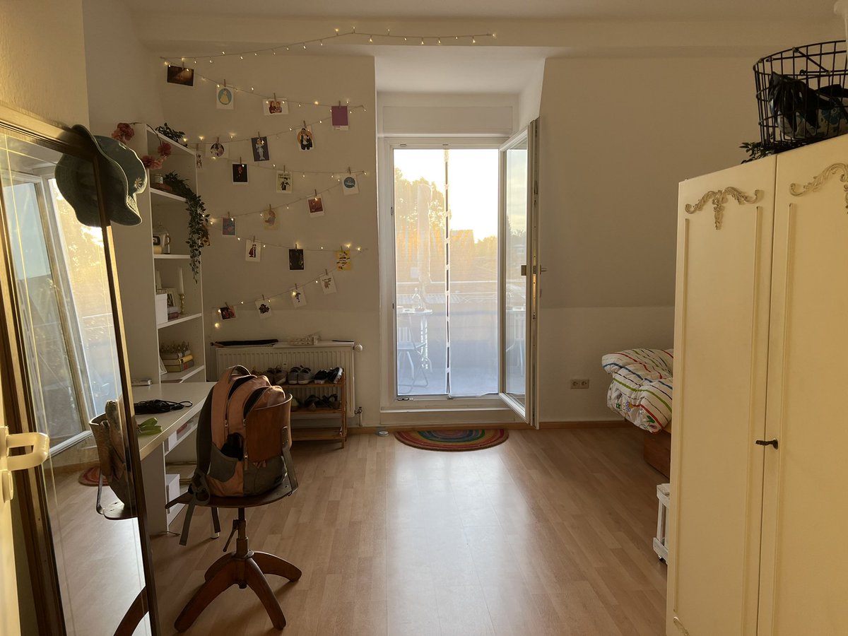 annika_s_'s tweet photo. @danielhowell This is my room in my shared flat. I'm not fully moved in yet, but i like it so far! https://t.co/jqfDfR3AgX