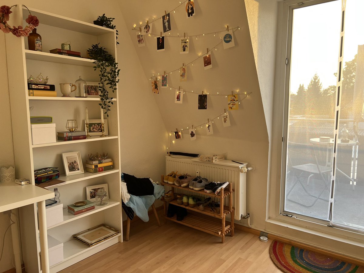 annika_s_'s tweet photo. @danielhowell This is my room in my shared flat. I'm not fully moved in yet, but i like it so far! https://t.co/jqfDfR3AgX